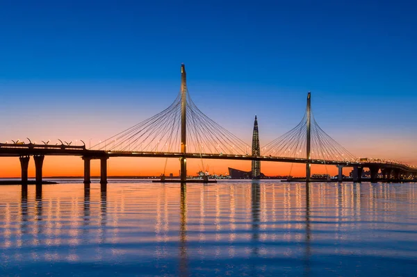 Neva nehri üzerinde Saint-Petersburg karayolu kablo köprü