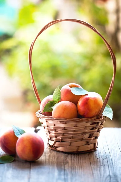 Плоды Персика Деревянном Столе — стоковое фото