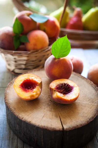 在一张桌子上的桃子 — 图库照片