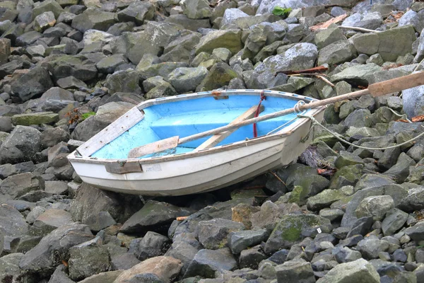 由碳纤维制成的小型和轻型箔划艇 位于码头附近的岩石海岸线上 — 图库照片