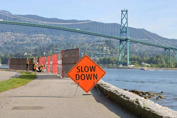2018年5月14日 加拿大著名的斯坦利公园靠近狮子门桥附近的城市船员修复了温哥华周围的海堤 标志被竖立起来 — 图库照片