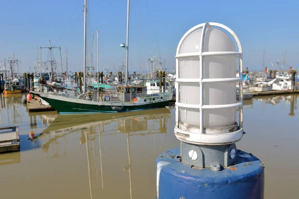 Chiudere Una Luce Marina Affaccia Porto Commerciale Turistico Durante Giorno — Foto Stock