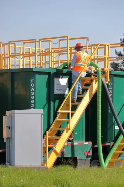 Tekniker Anställs Till Setup Stora Industriella Vattenfiltreringssystem Nära Vancouver Canada — Stockfoto