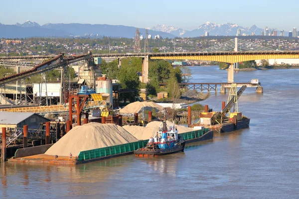 Wysoki Kąt Widzenia Przemysłu Active Zajęty Riverfront Wzdłuż Brzegu Rzeki — Zdjęcie stockowe