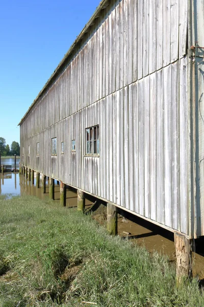 Die Seite Eines Alten Flussspeichergebäudes Mit Alten Holzvertäfelungen Die Auf — Stockfoto