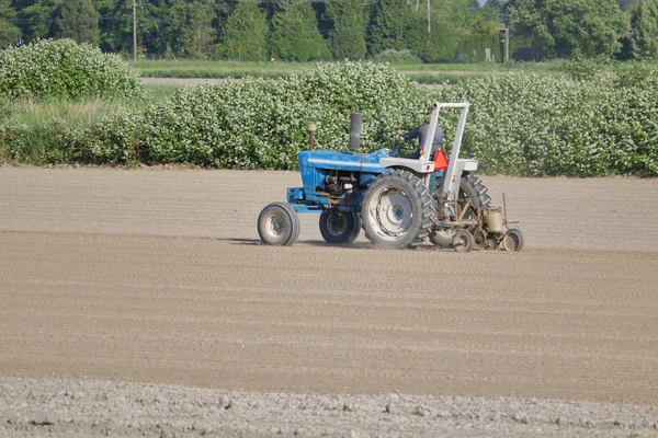 Ein Landwirt Mit Seinem Traktor Bearbeitet Sein Feld Und Bereitet — Stockfoto