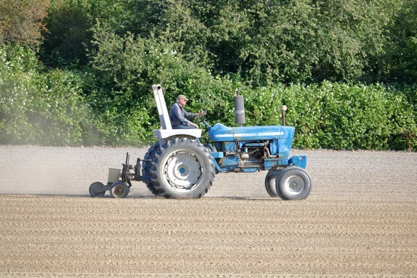 Profile View Farmer Drives Tractor Tilling Soil Richmond Canada May — Stock Photo, Image