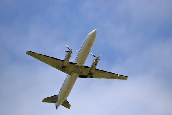 Underbelly Large Twin Propeller Commercial Airplane Passes Directly Overhead — Stock Photo, Image