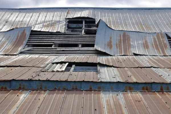 Close View Very Weathered Damaged Tin Roof Barn — Stock Photo, Image