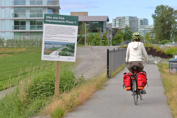 Uma Pessoa Circula Por Sinal Explicando Cidade Richmond Canadá Seus — Fotografia de Stock