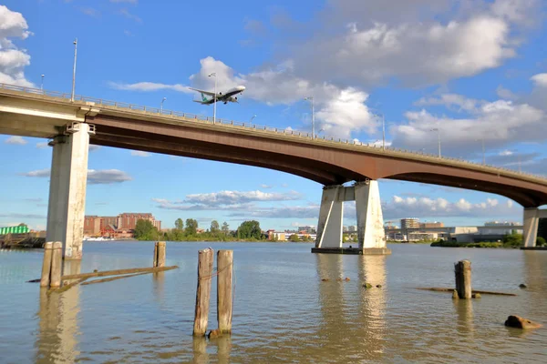 Based Taipei Taiwan Eva Passenger Jet Passes Oak Street Bridge — Stock Photo, Image