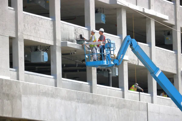 Supervisor Construcción Observa Como Miembro Tripulación Aplica Sellador Alquitrán Muro — Foto de Stock