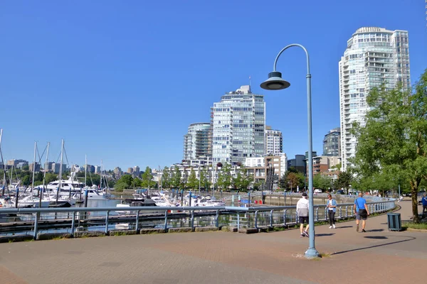 People Enjoy Scenic Seawall North Side False Creek Downtown Vancouver — Stock Photo, Image