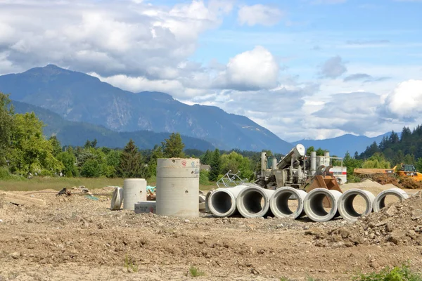 在2018年6月2日在加拿大不列颠哥伦比亚省奇利瓦克 为一条新的下水道线准备了下水道线的部分在工作地点附近被存放 — 图库照片
