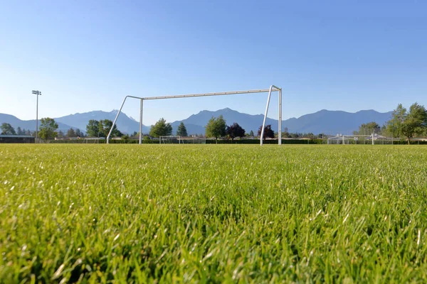 Låg Vinkel Syn Fotbollsplan Med Målstolparna Rural Dalen Inställning — Stockfoto