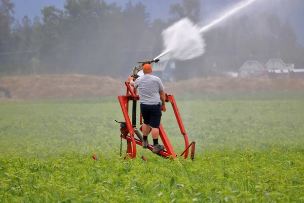 Vista Del Profilo Tubo Flessibile Alta Pressione Agricoltore Che Regola — Foto Stock