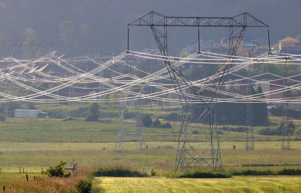 Hoge Power Grid Transmissielijnen Polen Verlicht Door Sterk Zonlicht Een — Stockfoto