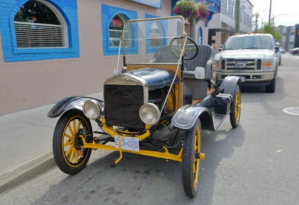 Repliki Samochodów Zestaw 1920 Roku Ford Model Jest Zaparkowany Przed — Zdjęcie stockowe