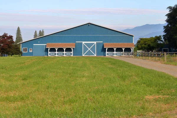 Large Well Maintained Blue Barn Lush Green Lawn Mountain Region — Stock Photo, Image