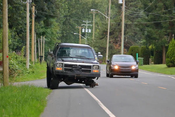 Autós Manőverek Ezen Környéken Egy Kamion Parkolt Szélén Miután Találkozott — Stock Fotó