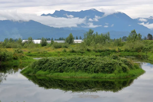 Ein Gebirgstal Und Eine Kleine Insel Auf Einem Spiegelnden Teich — Stockfoto