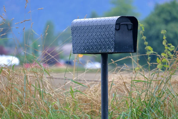 基本的な金属のメールボックス設定に近いメールや様々 な投稿を収集するため農村地域における外 — ストック写真