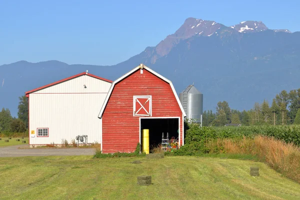 Petits Bâtiments Ferme Loisirs Situés Face Paysage Rural Montagne Pendant — Photo