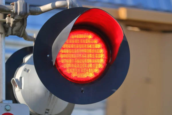 Nahsicht Auf Ein Blinkendes Rotes Zugsignal Das Verkehr Und Fußgänger — Stockfoto