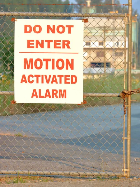 産業ビジネス高価な機器を設置し 警告運動のアクティブなアラームをエリアにはゲートの会社敷地内に標識を掲示 — ストック写真