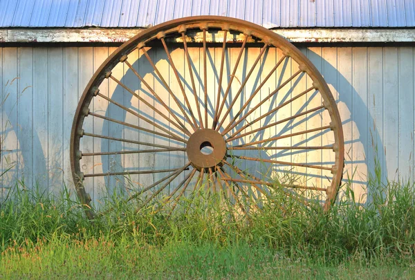 Een Zware Gietijzeren Wagen Wiel Van Een Vervlogen Tijdperk Leunt — Stockfoto