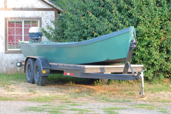 木製の長いボートとモーターを輸送する特別なトレーラーを設計します — ストック写真