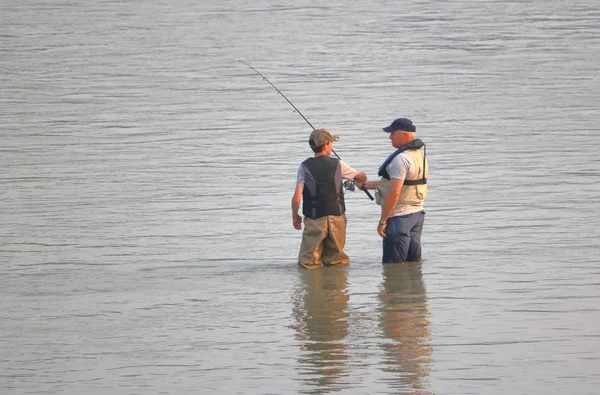 一个祖父 教他的孙子如何捕鱼鲑鱼 通过他在2018年8月10日在加拿大公元前奇利瓦克附近的弗雷泽河钓鱼竿 — 图库照片