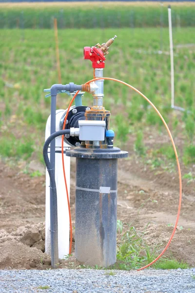 农业井基础设施的垂直视图和用于监测和打开油井机制的组装件 — 图库照片
