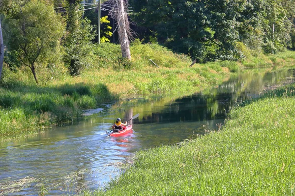 Kayaker Evező Sűrű Buja Természeti Környezet Veszi Körül Egy Keskeny — Stock Fotó