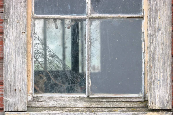 Закрыть Окно Старого Деревянного Здания Застывшее Грязное Очертания Окна Дальней — стоковое фото