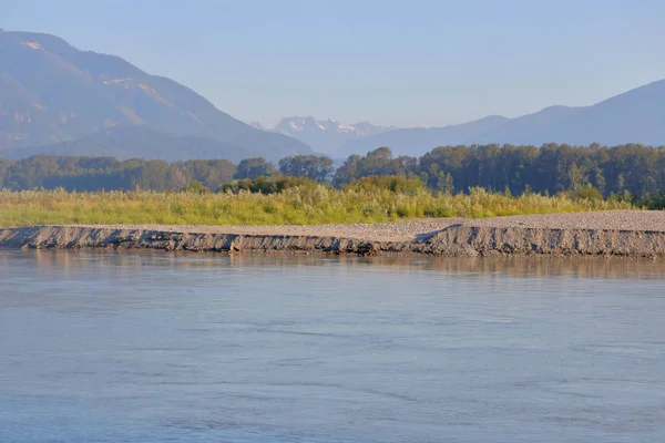 Rzeka Miesiącach Letnich Suszy Odzwierciedlone Przez Narażonych Riverbank — Zdjęcie stockowe