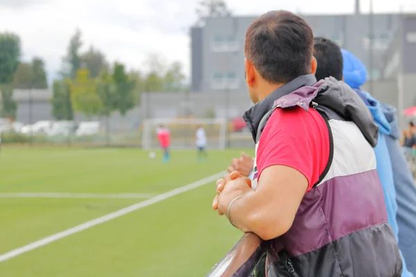 Multi Racial Fútbol Papás Pie Juntos Ver Sus Hijos Competir —  Fotos de Stock