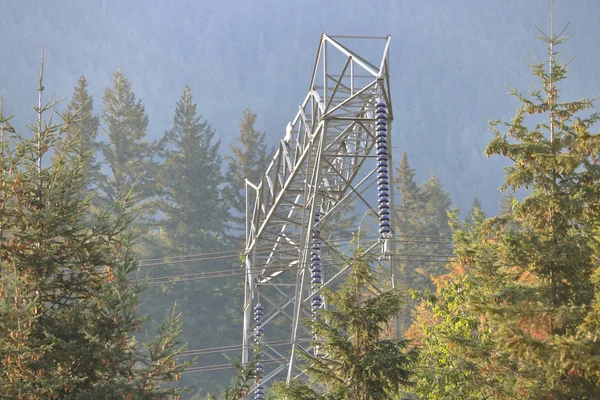 Głównych Linii Elektrycznych Hydro Lub Siatki Schowany Wiejskiej Okolicy Otoczeniu — Zdjęcie stockowe