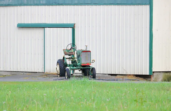Simple Anticuado Tractor Antiguo Todavía Trabajando Estacionado Frente Granero —  Fotos de Stock