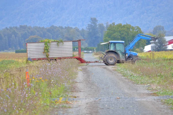 Bred Profil Visa För Liten Man Traktor Transporterar Stor Metall — Stockfoto