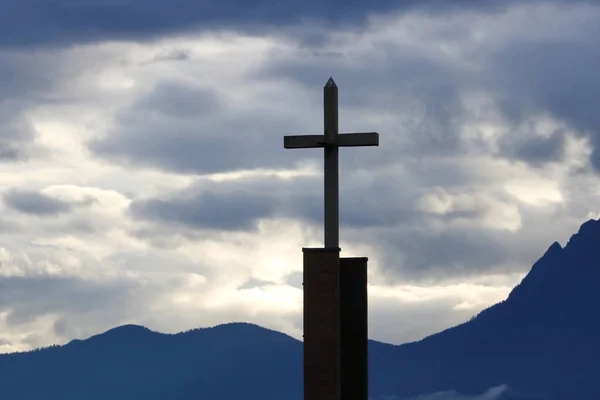 Ein Holzkreuz Das Symbol Des Christlichen Glaubens Steht Frühen Morgen — Stockfoto