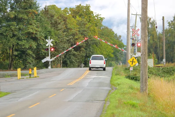 Dangerous Driving Motorist Proceeds Railway Track Arms Flashing Warning Lights — Stock Photo, Image