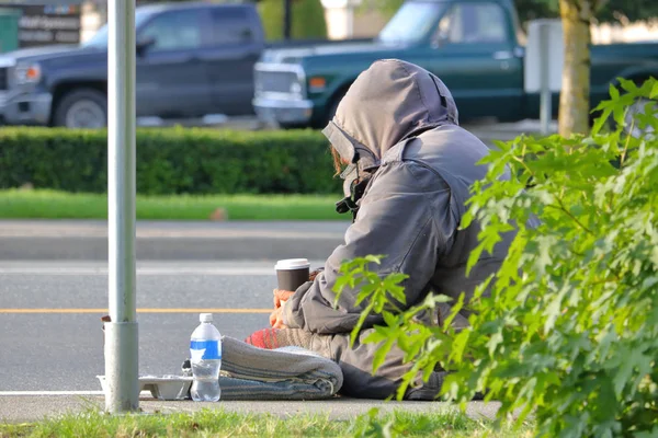 Bezdomovec Pouliční Osoba Nachází Rušné Křižovatce Doufal Podklady Nikoho Kolem — Stock fotografie