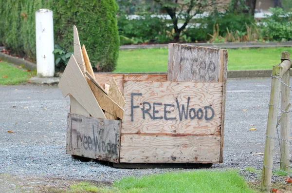 Large Simple Box Front Yard Invites Anyone Help Themselves Free — Stock Photo, Image