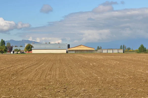 Wide Landscape View Finished Harvest Acres Soil Front Farm Buildings — Stock Photo, Image