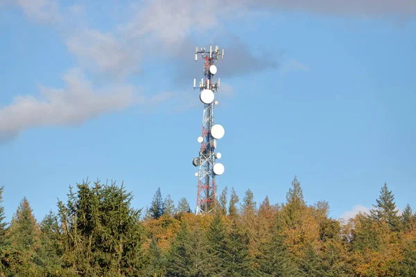 Vysoká Telekomunikační Věž Stojící Řadou Satelitní Antény Pro Komunikační Služby — Stock fotografie