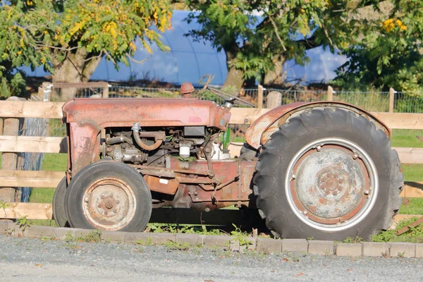 Vista Perfil Completo Viejo Tractor Que Data Década 1950 Está — Foto de Stock