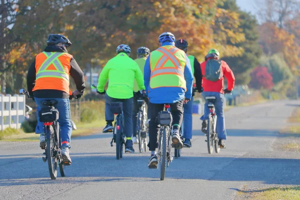 Eine Gruppe Von Radfahrern Trägt Helle Reflektierende Kleidung Beim Radfahren — Stockfoto