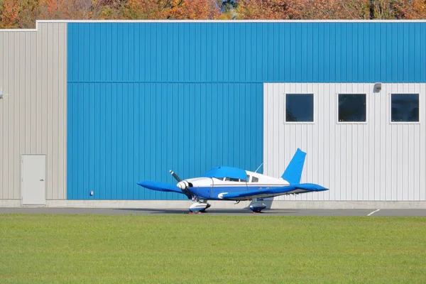 Plachtu Nebo Velurové Potahy Používají Ochraně Letadlo Malé Jediné Motoru — Stock fotografie