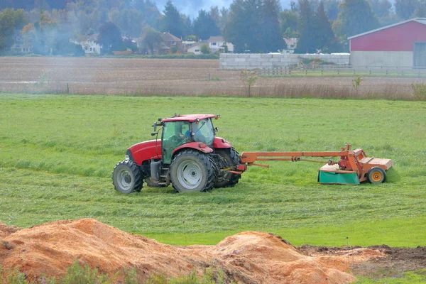 Zemědělec Pohání Jeho Traktor Zprava Doleva Řezání Louka — Stock fotografie